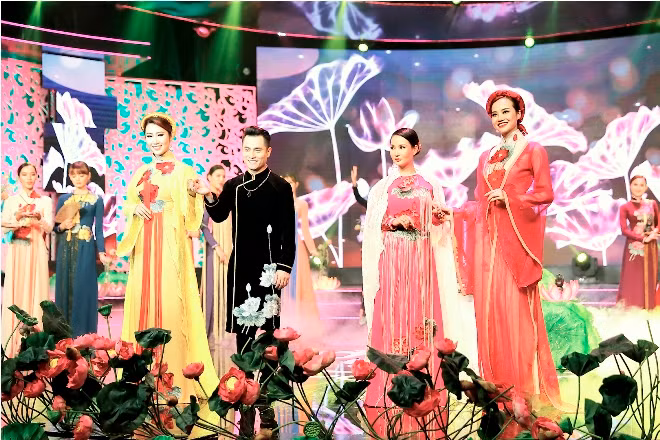 Hoa hậu Sương Đặng diện áo dài hoa sen trong chương trình 'Sài Gòn đêm thứ 7' ảnh 9