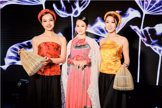 Hoa hậu Sương Đặng diện áo dài hoa sen trong chương trình 'Sài Gòn đêm thứ 7' ảnh 7