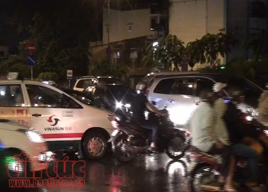 TP Hồ Chí Minh mưa lớn, nhiều nơi lại ngập nặng ảnh 8