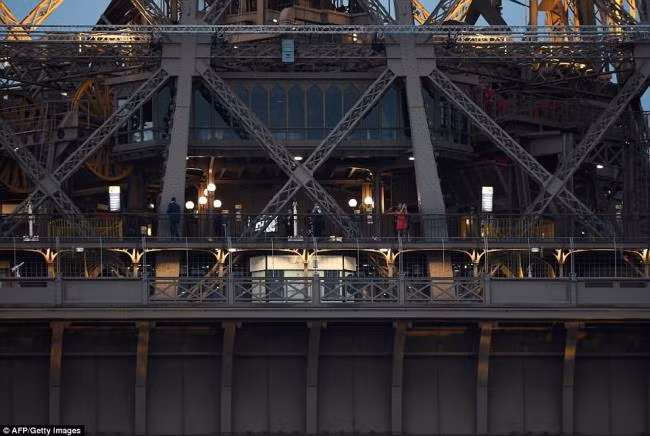 Tổng thống Trump và Macron ăn tối trên Tháp Eiffel, view khắp Paris ảnh 3