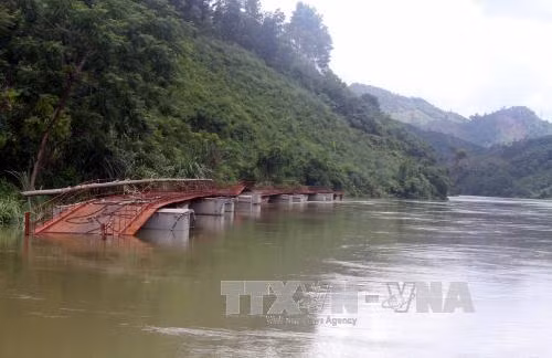 Tuyên Quang huy động thuyền chở người dân sau khi cầu Bắc Danh đứt cáp ảnh 1