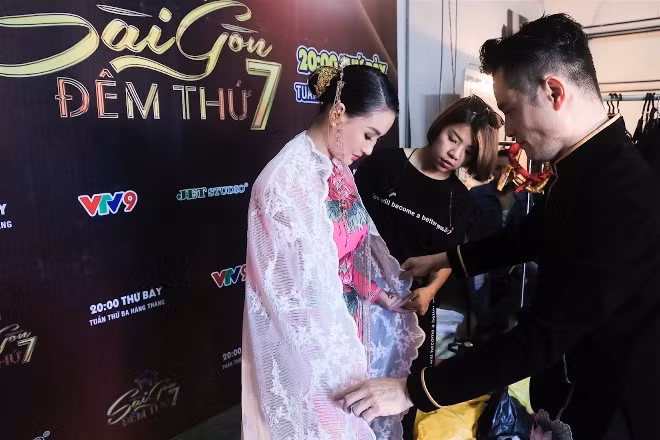 Hoa hậu Sương Đặng diện áo dài hoa sen trong chương trình 'Sài Gòn đêm thứ 7' ảnh 2