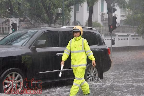 CSGT Hà Nội trực chiến phân luồng tại các điểm ngập lụt, cây đổ ảnh 1