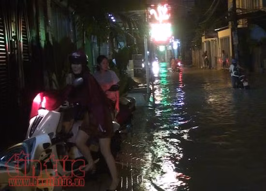 TP Hồ Chí Minh mưa lớn, nhiều nơi lại ngập nặng ảnh 4