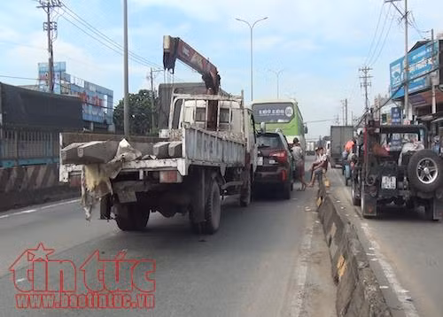 3 xe ô tô đâm liên hoàn, Quốc lộ 1A ùn tắc nghiêm trọng ảnh 1