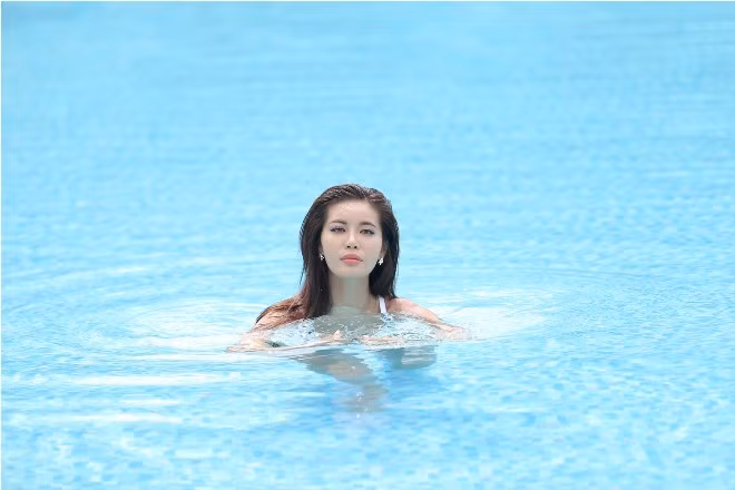 HLV Minh Tú The Face đẹp mê hồn trong Bikini trắng, làm 'hoa trong nước' ảnh 8