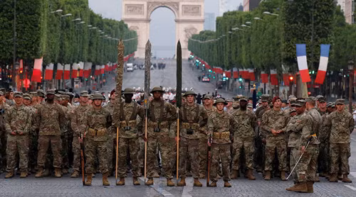 Binh sĩ Mỹ diễu hành trên đường phố Paris ảnh 1