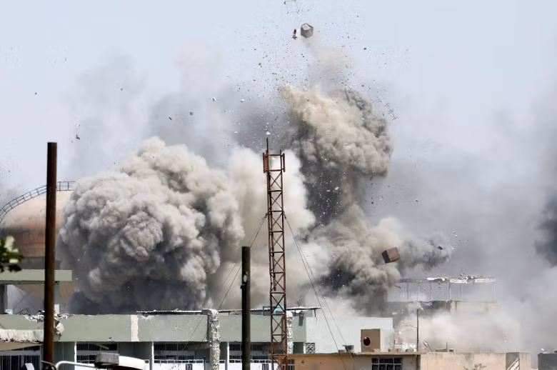 Cuộc chiến giành lại Mosul từ khủng bố IS: Những hình ảnh khốc liệt, đắng lòng ảnh 14