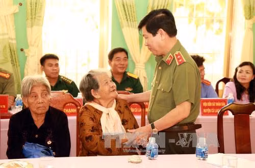 Lãnh đạo Bộ Công an tri ân gia đình chính sách tỉnh Sóc Trăng ảnh 1