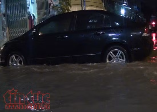 TP Hồ Chí Minh mưa lớn, nhiều nơi lại ngập nặng ảnh 5