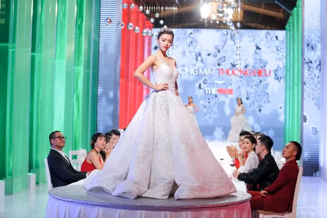 Tối nay: Top 8 The Face catwalk trên bàn tiệc đầy cam go ảnh 13