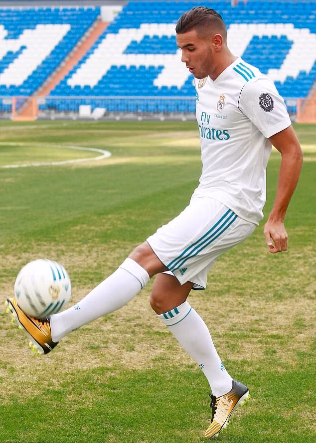 Tâng bóng lập bập, Theo Hernandez chịu sức ép từ sự nổi tiếng của Real ảnh 2
