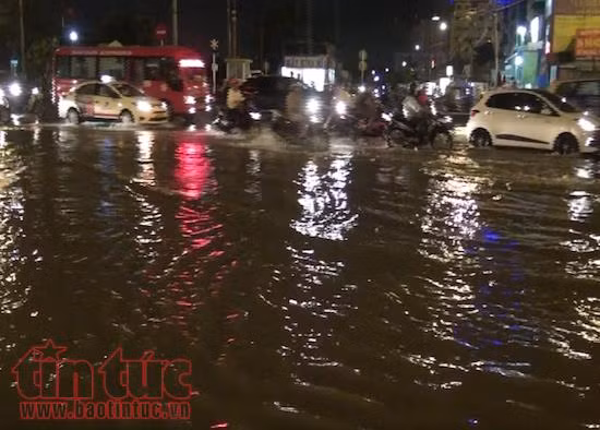 TP Hồ Chí Minh mưa lớn, nhiều nơi lại ngập nặng ảnh 7