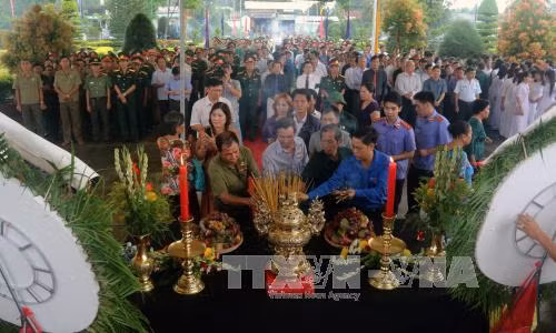 Truy điệu và an táng hài cốt liệt sĩ quân tình nguyện, chuyên gia Việt Nam hy sinh tại Campuchia ảnh 2