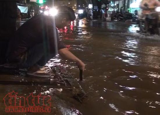 TP Hồ Chí Minh mưa lớn, nhiều nơi lại ngập nặng ảnh 6