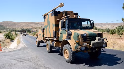 Thổ Nhĩ Kỳ triển khai nhiều xe quân sự áp sát biên giới Syria ảnh 1