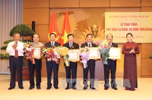 Chủ tịch Quốc hội Nguyễn Thị Kim Ngân trao Huy hiệu 40 năm, 30 năm tuổi Đảng cho đảng viên ảnh 2