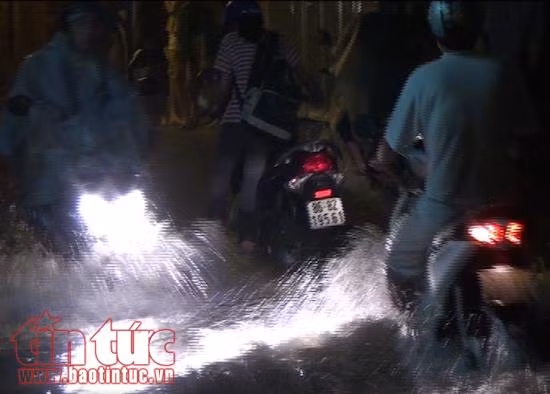 TP Hồ Chí Minh mưa lớn, nhiều nơi lại ngập nặng ảnh 1