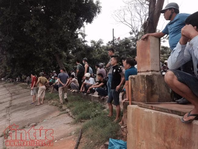 Phát hiện một thi thể nam thanh niên giữa hồ Linh Đàm ảnh 2
