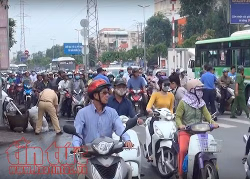 Xe tải đâm xe khách, nhiều người bị thương ảnh 3