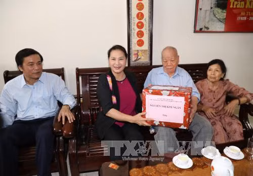 Chủ tịch Quốc hội Nguyễn Thị Kim Ngân tặng quà đối tượng chính sách tại Quảng Nam ảnh 3