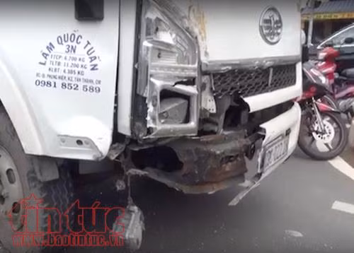 Xe tải đâm xe khách, nhiều người bị thương ảnh 2