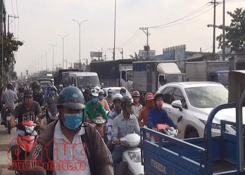 3 xe ô tô đâm liên hoàn, Quốc lộ 1A ùn tắc nghiêm trọng ảnh 4