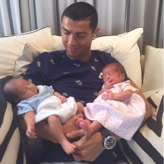 Cristiano Ronaldo khoe ngập ảnh đại gia đình, cặp sinh đôi và bạn gái có tin đồn mang bầu ảnh 7