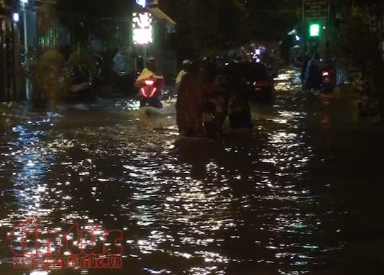 TP Hồ Chí Minh mưa lớn, nhiều nơi lại ngập nặng ảnh 2