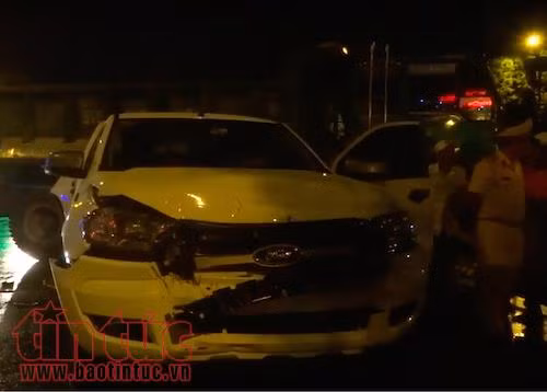 Xe ben húc văng 3 xe ô tô đang dừng chờ đèn tín hiệu giao thông ảnh 4