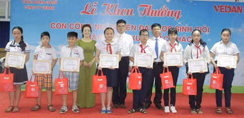 Vedan Việt Nam khen thưởng 700 con em công nhân viên học tập xuất sắc ảnh 1