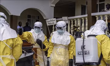 Nhân viên y tế tiến hành khử trùng để ngăn chặn sự lây lan của dịch Ebola tại Bunia, CHDC Congo. Ảnh: THX/TTXVN