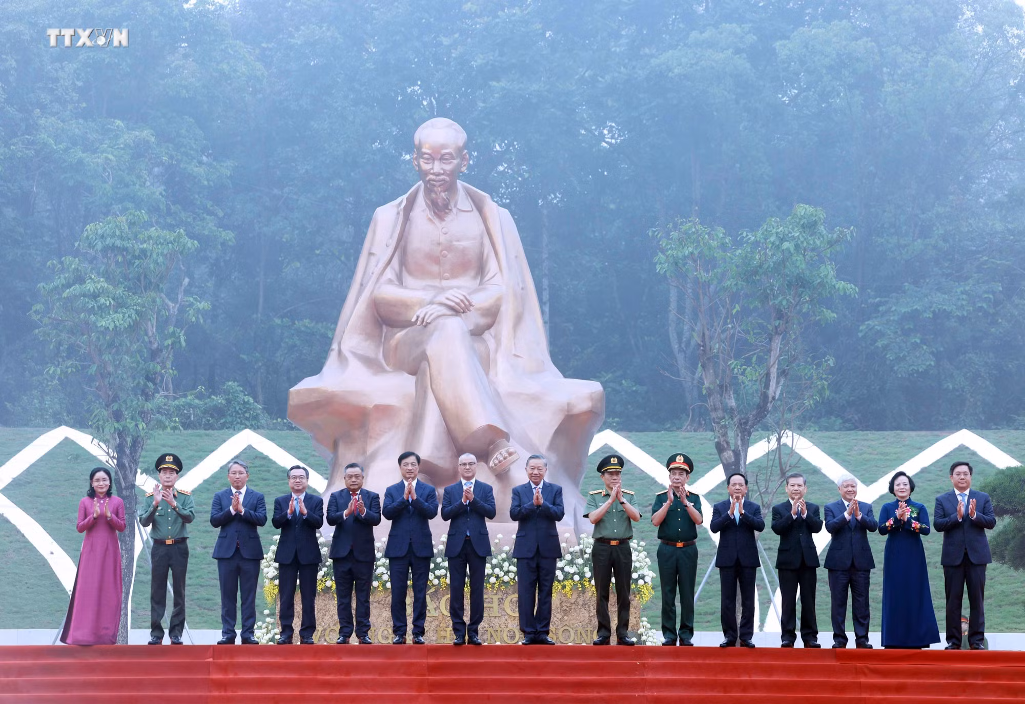 vna_potal-tong-bi-thu-chu-tich-nuoc-du-le-ky-niem-72-nam-ngay-bac-ho-ve-tham-den-hung-va-khanh-thanh-tuong-dai-bac-ho-voi-ngay-hoi-non-song-9034946.jpg