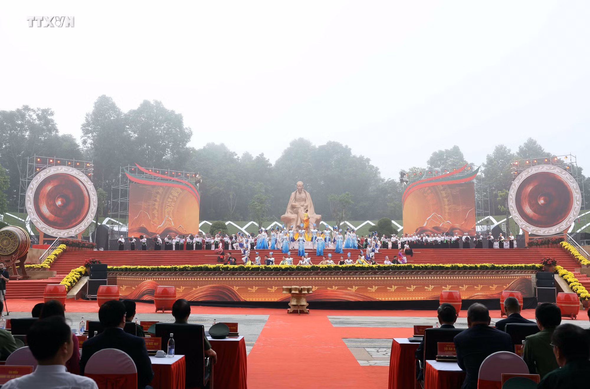 vna_potal-tong-bi-thu-chu-tich-nuoc-du-le-ky-niem-72-nam-ngay-bac-ho-ve-tham-den-hung-va-khanh-thanh-tuong-dai-bac-ho-voi-ngay-hoi-non-song-9034929.jpg