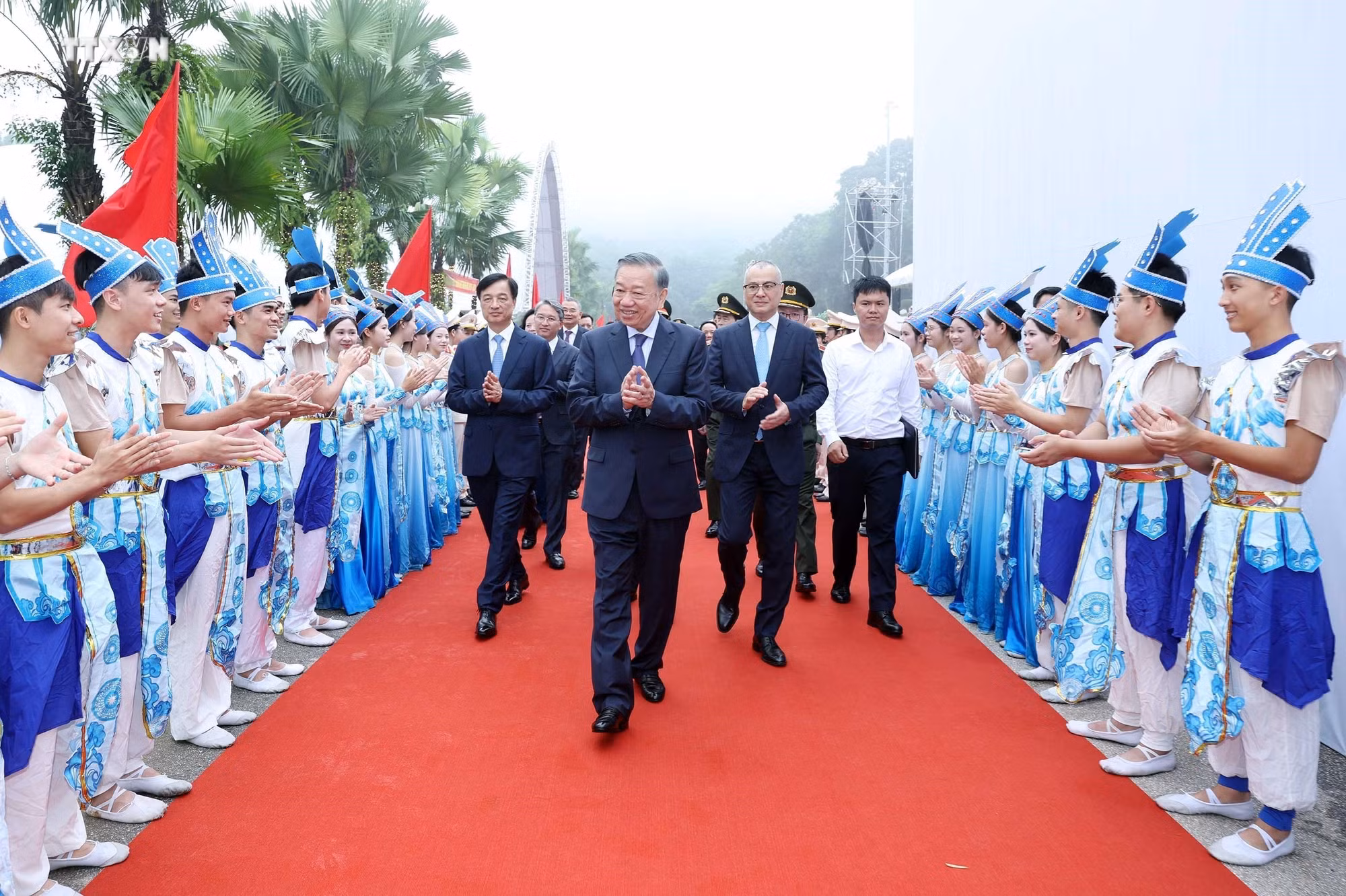 vna_potal-tong-bi-thu-chu-tich-nuoc-du-le-khanh-thanh-tuong-dai-bac-ho-voi-ngay-hoi-non-song-9034917.jpg