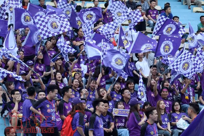 Cổ động viên hai đội Hà Nội - HAGL 'đốt cháy' sân Hàng Đẫy ảnh 12