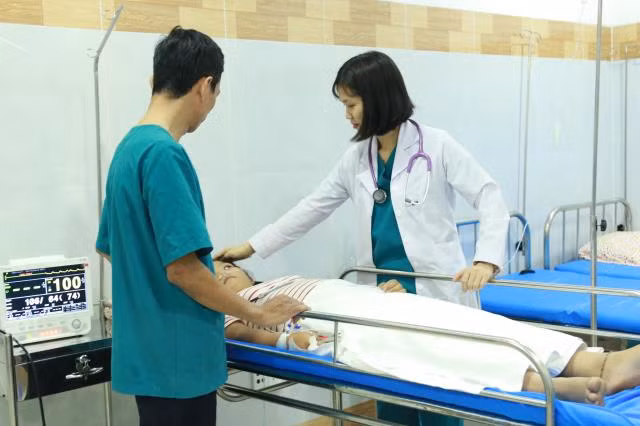 Vừa ăn vừa xem tivi, bé gái phải nhập viện cấp cứu ảnh 2