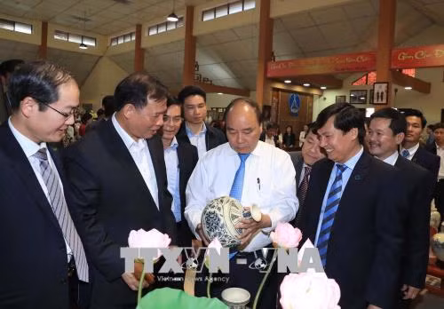 Thủ tướng Nguyễn Xuân Phúc: Tôn vinh và phát huy tài năng những 'bàn tay vàng' của nghề gốm Chu Đậu ảnh 1