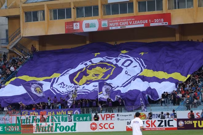 Cổ động viên hai đội Hà Nội - HAGL 'đốt cháy' sân Hàng Đẫy ảnh 7