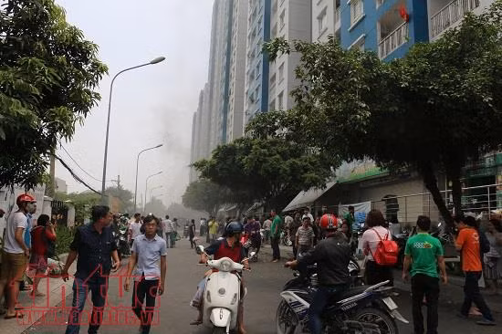 Nguy cơ cháy nổ đe dọa hàng ngàn cư dân vì tục... cúng xe dưới tầng hầm ảnh 2