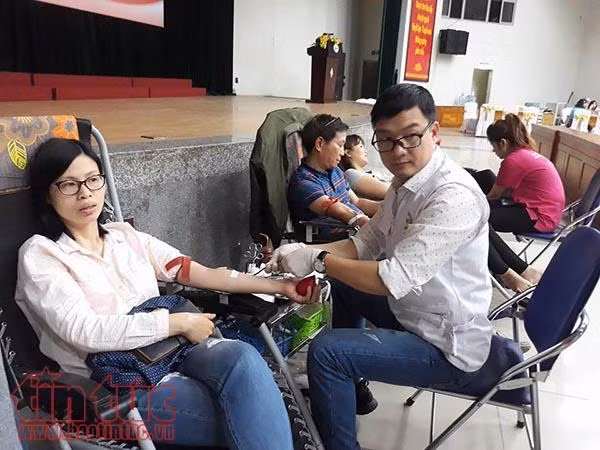 Người dân nhiệt tình tham gia ngày Toàn dân hiến máu 7/4 ảnh 6