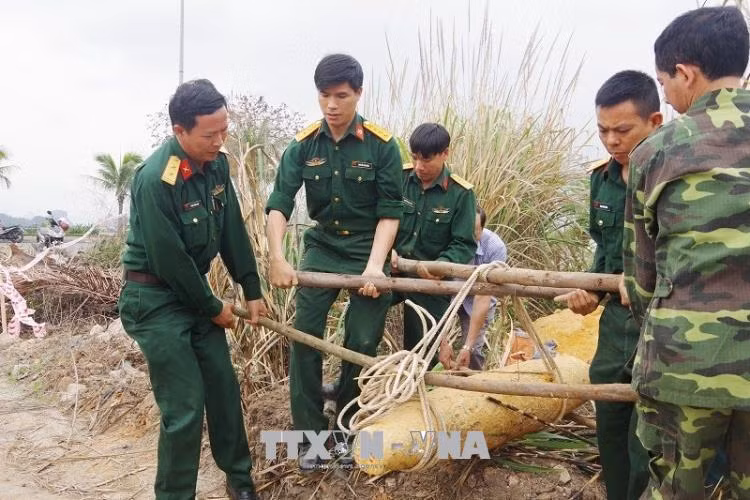 Quảng Ninh di dời thành công quả bom nặng gần 250 kg ảnh 1