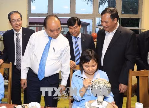 Thủ tướng Nguyễn Xuân Phúc: Tôn vinh và phát huy tài năng những 'bàn tay vàng' của nghề gốm Chu Đậu ảnh 4