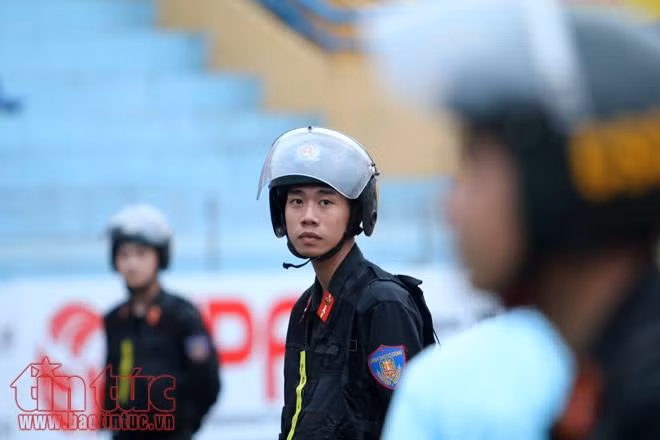 Cổ động viên hai đội Hà Nội - HAGL 'đốt cháy' sân Hàng Đẫy ảnh 15