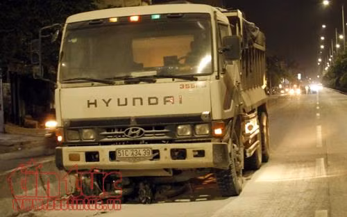 Xe tải cuốn xe máy vào gầm bốc cháy dữ dội, 2 vợ chồng thương vong ảnh 1