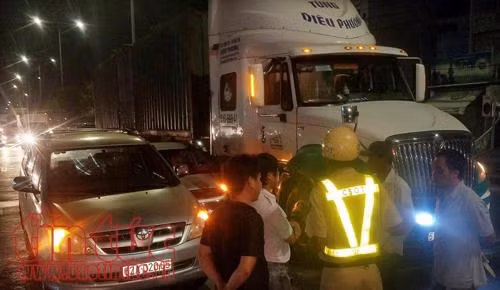 Nhường đường xe cứu thương, ô tô con bị container đâm liên hoàn ảnh 2