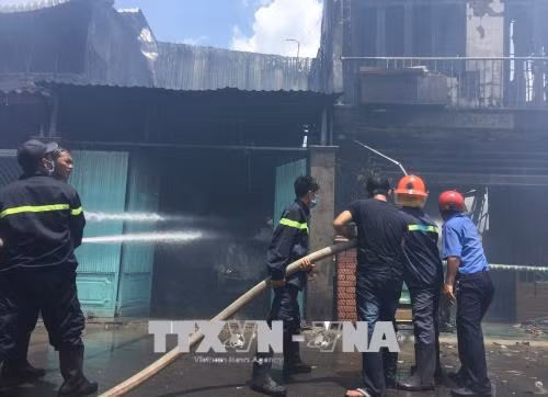 Bảy căn nhà tại thành phố Mỹ Tho bị thiêu rụi giữa trưa ảnh 1