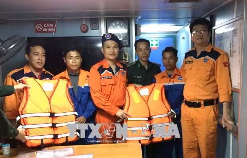 Kịp thời cứu hộ hai thuyền viên gặp nạn trên biển ảnh 1