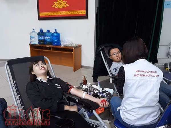 Người dân nhiệt tình tham gia ngày Toàn dân hiến máu 7/4 ảnh 4