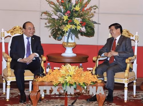 Thủ tướng Nguyễn Xuân Phúc tiếp Thủ tướng Lào bên lề Hội nghị cấp cao Ủy hội sông Mekong ảnh 1